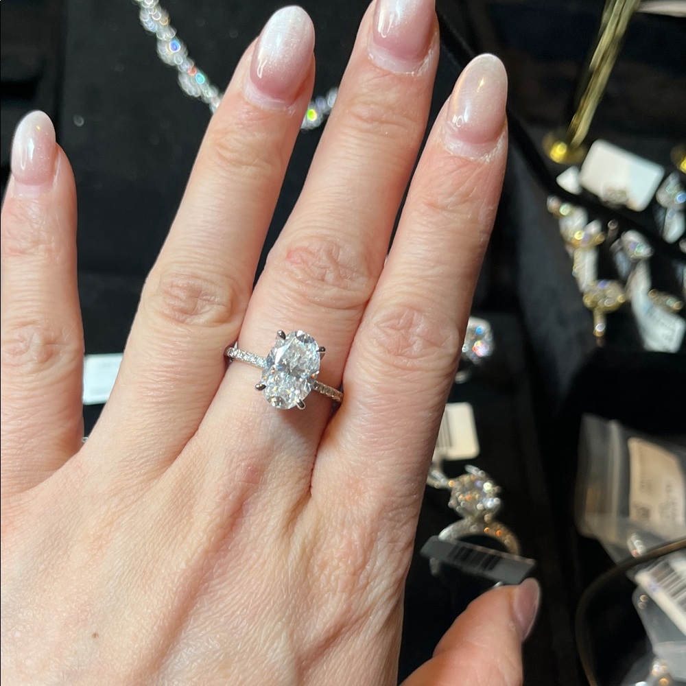 Oval Solitaire Pavé Band Ring - White/Silver
